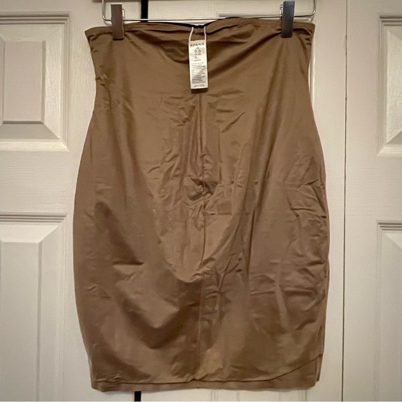 SPANX Two Timing Reversible Shaping Half Slip in Black & Mineral Taupe - Picture 6 of 7